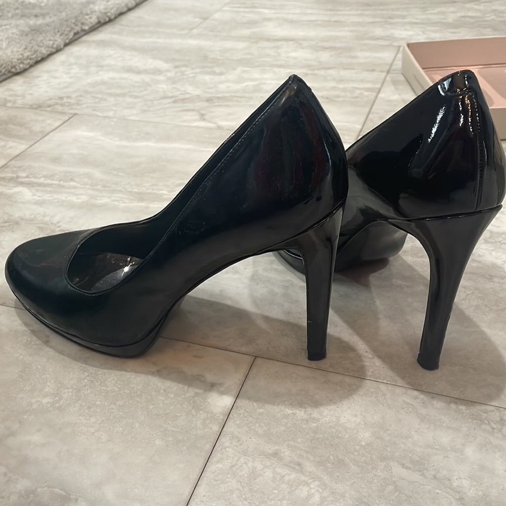 Black bcbg round toe patent leather pump size 8